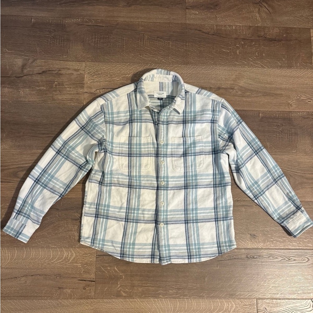 Men’s American Eagle Relaxed Fit cream, blue plaid shacket, M